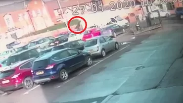 Momentul în care o femeie a fost lovită în plin şi aruncată în aer de un şofer care conducea prea repede (VIDEO)