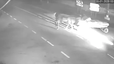 Accident cumplit: Momentul în care un BMW care circula cu viteză a spulberat o căruță cu lemne (VIDEO)