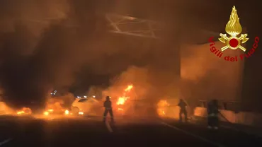 Jaf ca în filme pe o autostradă din Italia: Hoții au incendiat 12 autoturisme! Detalii de COȘMAR