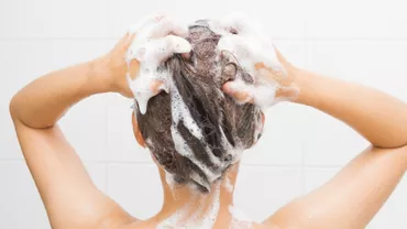 ULUITOR: De ce să pui zahăr în ȘAMPONUL pe care îl folosești. Recomandarea unui dermatolog