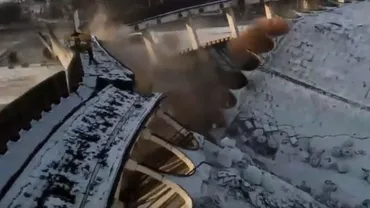 Imagini înspăimântătoare cu prăbușirea acoperișului unui stadion din Rusia: Un muncitor a fost ucis, iar alte persoane sunt captive sub dărâmături (VIDEO)