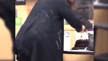 Femeie, filmată pe ascuns la locul de muncă! ABOLUT ȘOCANT ce putea să facă aceasta când credea că nu o vede nimeni! (VIDEO)