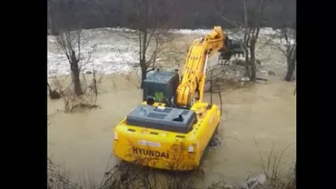 Intervenție de urgență pe un râu din Bistrița-Năsăud: Terenuri agricole şi o gospodărie, inundate după formarea unui blocaj de gheață