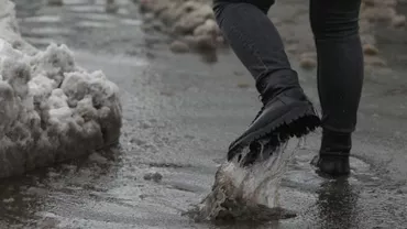 Probleme în Capitală cu transportul în comun. Zonele cu blocaje după prima ninsoare (FOTO)