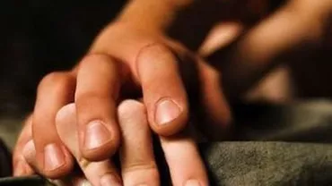 AMOR în public! Nici măcar polițiștii nu au putut să-i oprească