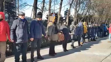 Lanţ uman în faţa Spitalului Judeţean Constanța, în urma morţii femeii ţinute 16 ore la Urgenţe. „Nu se schimbă nimic, indiferent că au primit salarii mai bune”