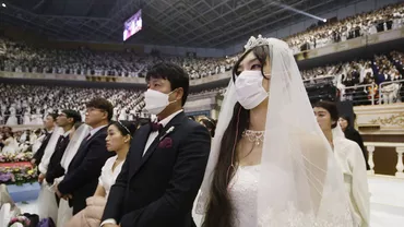 Mii de cupluri sfidează coronavirusul şi se căsătoresc în acelaşi timp...cu măşti pe față (FOTO)