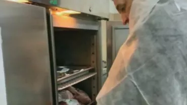 ANPC, val de amenzi usturătoare la Botoșani: Mai multe localuri au fost închise, după ce inspectorii au găsit carne expirată de luni bune și o mizerie de nedescris în bucătării (VIDEO)