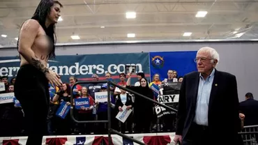 Câteva femei au dat buzna topless peste senatorul democrat Bernie Sanders (VIDEO)