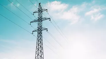Iași: Un bărbat a amenințat că se aruncă de pe un stâlp de înaltă tensiune. Mai multe zone din oraș, fără curent electric (VIDEO)