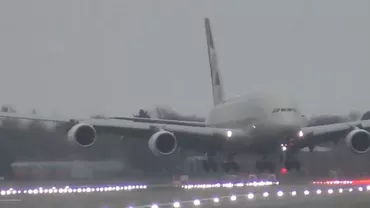 Imagini de coșmar pe aeroportul Heathrow din Londra: Cel mai mare avion din lume, la un pas de tragedie (VIDEO)
