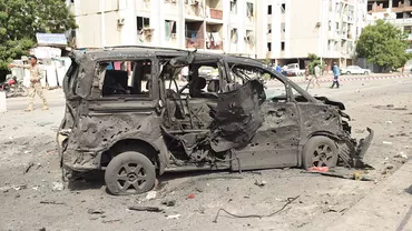 Un convoi în care se afla un ministru a sărit în aer. Demnitarul, singurul neatins de explozie