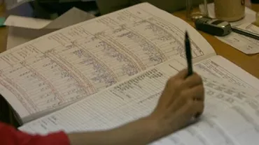 Cataloage școlare DISTRUSE, după ce doi elevi le-au dat foc pentru că luaseră note mici