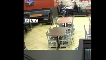 Un hoț a încercat să jefuiască un fast-food în care singurii doi clienți erau polițiști (VIDEO)