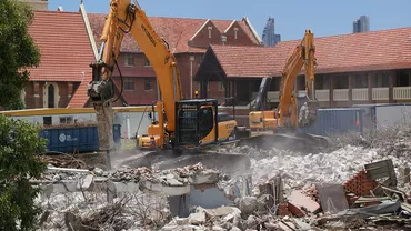 O companie de demolări a distrus, din greşeală, o altă casă. Explicaţiile patronului