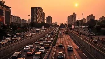 În timp ce Bucureștiul e sufocat de poluare, calitatea aerului din China crește vertiginos. Măsurile anti-coronavirus au paralizat producția industrială chineză