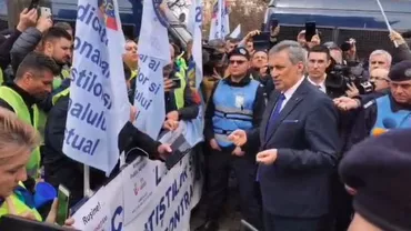 Ministrul Vela a ieșit să discute cu sindicalistul Dumitru Coarnă și ceilalți polițiști prezenți la protestul din fața MAI (VIDEO)