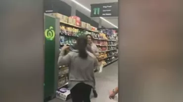 Scene violente într-un supermarket din Australia. Trei femei s-au bătut pentru hârtie igienică, produs aflat la mare căutare din cauza panicii create de epidemia cu noul coronavirus (VIDEO)