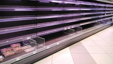 Magazinele, ASALTATE de populație. Oamenii AU GOLIT RAFTURILE cu produse de igienizare, dar și pe cele cu alimente (FOTO)