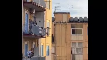 Dansat şi cântat (chiar şi fals) la balcon. Cum fac faţă italienii la auto-izolările impuse din cauza pandemiei de Covid-19 (VIDEO)