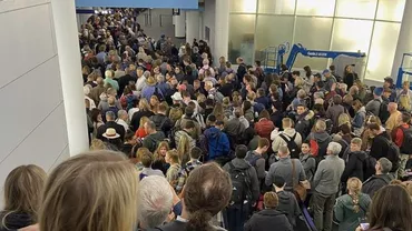CORONAVIRUS | Zeci de mii de pasageri s-au călcat în picioare în aeroporturile din SUA, disperați să se întoarcă acasă, înainte de a fi închise granițele cu Europa