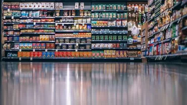 Supermarketurile din Marea Britanie iau măsuri dure după ce oamenii s-au îmbulzit la cumpărături: Niciun cumpărător nu mai are dreptul să ia mai mult de trei produse de același fel