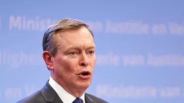 Ministrul olandez al Sănătății a leșinat în timp ce primea întrebări despre noul coronavirus. Bruins: „Simțeam o amețeală de la oboseala acumulată în câteva săptămâni intense” (VIDEO)