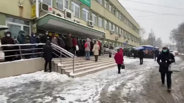 CORONAVIRUS. Bolnavii de cancer stau la cozi de zeci de metri, în frig și ninsoare, pentru a-și primi tratamentul: 'Ce face statul român e crimă colectivă' (VIDEO)