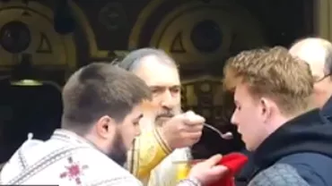 Arhiepiscopia Tomisului, după ce DSP a cerut utilizarea linguriţelor de unică folosinţă la împărtăşanie: 'Măsurile sunt tardive, întrucât Ordonanţa militară nr. 2 a interzis accesul public al credincioşilor la slujbele bisericeşti' (VIDEO)