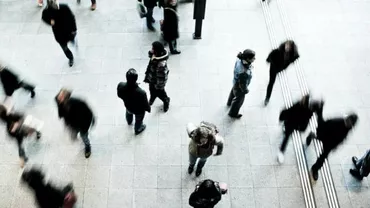 Importanța distanțării sociale, explicată de BBC. Cum prevenim răspândirea COVID-19, atunci când suntem forțați de împrejurări să ieșim din casă (FOTO)