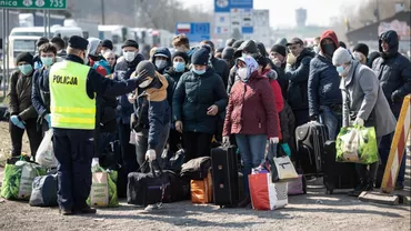 CORONAVIRUS | Ucrainenii se întorc acasă, pe jos, din Polonia. Mii de oameni se înghesuie zilnic la punctele de trecere a frontierei