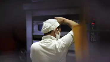 Un doctor din New Jersey, care a fost nevoit să folosească aceeași mască timp de o săptămână, a murit după ce a avut simptome de coronavirus