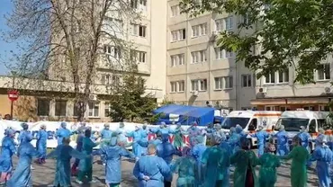 HORA DE LA CRAIOVA: Cadrele medicale de la „Victor Babeș” au dansat în cinstea unui pacient VINDECAT după 32 de zile de luptă (VIDEO)