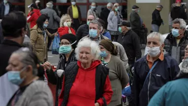CORONAVIRUS | Aglomerație în Piața Obor în ziua în care a fost prelungită oficial starea de urgență: Vârstnicii au ieșit în număr mare din case pentru a-și face cumpărăturile pentru Paște (FOTO, VIDEO)