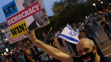 2000 de israelieni au protesat împotriva restrângerii drepturilor democratice adoptate de premierul Netanyahu, pe fondul pandemiei de COVID-19, păstrând distanța de 2 metri