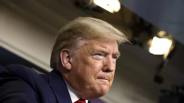 Președintele Donald Trump speră că noul coronavirus să fie distrus de temperaturile ridicate, razele soarelui și înălbitor