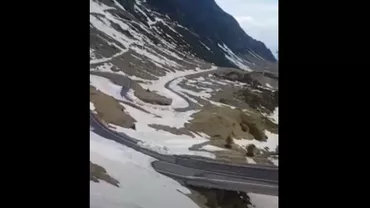 Se deszăpezește pe Transfăgărășan. În unele zone stratul de zăpadă depășește chiar și 5 metri (VIDEO)