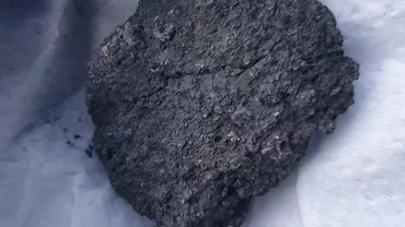 Fragmente posibil provenite de la un meteorit, descoperite la Iași. Profesorul universitar Silviu Gurlui: 'După zgomotul puternic de la impactul cu acoperișul a urmat zgomotul undei de șoc din aer'