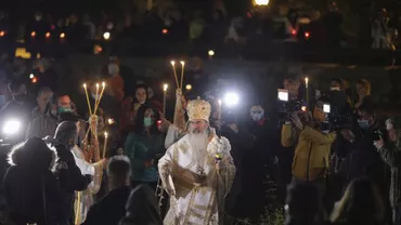 VIDEO. Cum a arătat a doua slujbă de Înviere de la Constanța. Oameni puțini, preoți fără măști, un bărbat ridicat de politiști