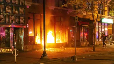 Protestele din SUA, tot mai violente: Garda Națională va fi mobilizată în totalitate în Minnesota