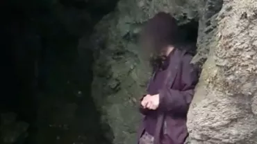 Descoperire șocantă făcută de turiști într-o grotă din munții Cozia: S-au speriat când au văzut cine a ieșit să le ceară de mâncare