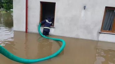 Aversele torențiale au produs inundații în 58 localități. Pompierii au intervenit pentru înlăturarea efectelor negative generate de ploile abundente (FOTO)