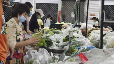 Noi focare de COVID-19 în China: Sectoarele pentru carne şi fructe de mare din piața angro de alimente din Beijing sunt grav contaminate