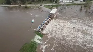 DN13, blocat de aluviuni și copaci căzuți pe carosabil (FOTO, VIDEO)