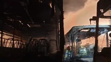 Trei autobuze au fost cuprinse de flăcări în Târgoviște. Focul a fost pus intenționat (VIDEO)