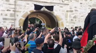 Suceava: Pelerinaj cu mii de credincioși, în plină epidemie de coronavirus. Oamenii s-au îmbulzit la moaștele Sfântului Ioan cel Nou, dar și la pachetele cu mâncare (VIDEO)