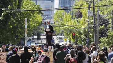 Poliția din Seattle a intervenit în forță în „zona autonomă” din oraș. Zeci de arestări efectuate în CHOP, la capătul a săptămâni de violențe soldate chiar și cu decese