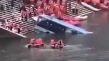 Zeci de morți, după ce un autobuz a plonjat într-un lac din China (VIDEO)