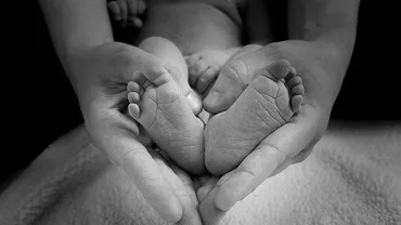 România are aproape un sfert din mamele minore din Uniunea Europeană. Salvați Copiii: 725 dintre ele s-au aflat în această situaţie înainte de a împlini 15 ani