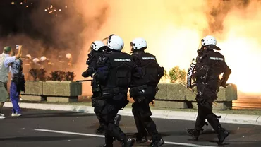 Proteste violente în Serbia, după ce președintele Vucic a anunțat noi restricții și intrarea Belgradului în carantina de weekend. Manifestanții au pătruns în clădirea parlamentului (VIDEO)